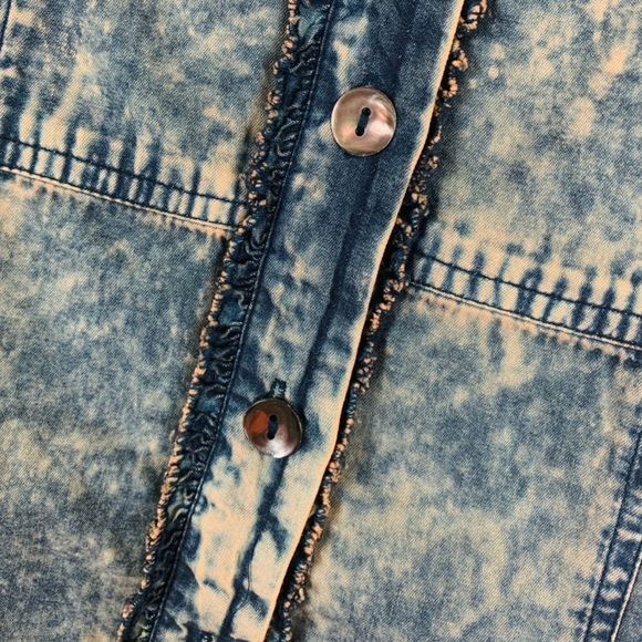 One of a kind Boutique find! Embellished button and pocketed button down! Size L - Picture 5 of 8